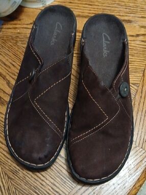 Clarks Brown Suede Women’s Slip-On Clogs with Button Accent, Sz.9m